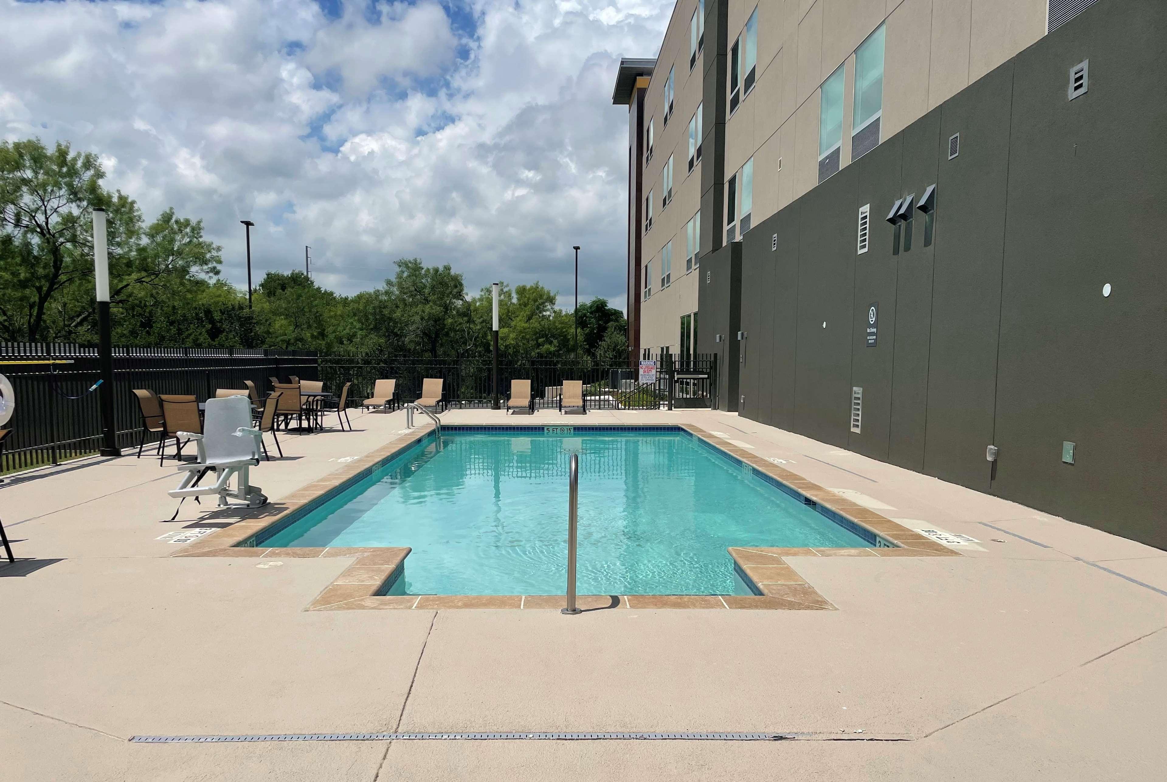 La Quinta Inn & Suites By Wyndham San Antonio Seaworld Lafb 외부 사진